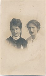 1917ca - Kristine til høyre. Sendt Ragnhild til hennes 7års dag